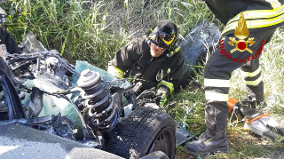 Frontale tra auto e camion, poi l’incendio: morta donna di 66 anni